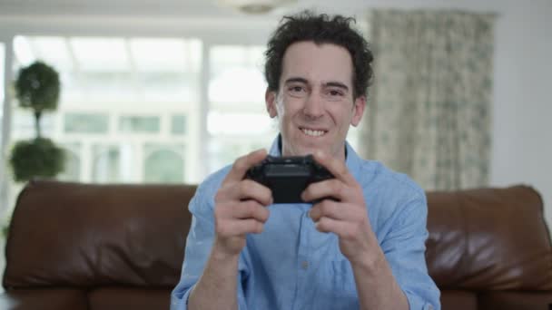 Competitivo Uomo Che Gioca Videogiochi Casa Come Visto Dal Punto — Video Stock