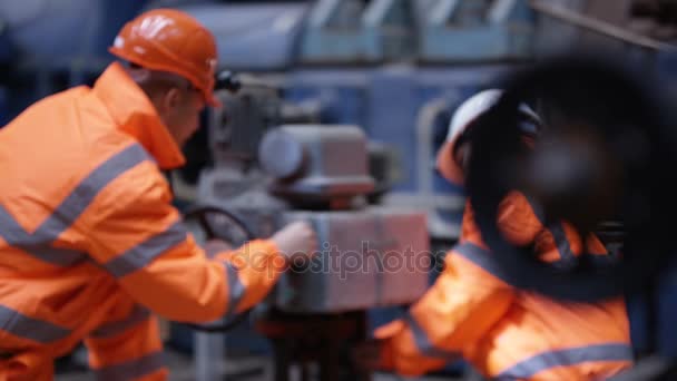 Ingenieros Masculinos Femeninos Planta Energía Girando Una Válvula Maquinaria — Vídeo de stock