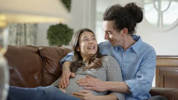 Pareja Alegre Esperando Bebé Relajándose Juntos Casa — Vídeos de Stock