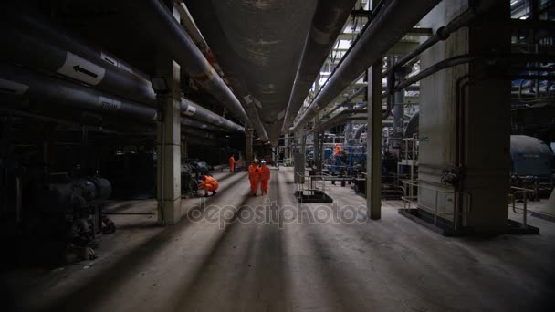 Equipe Engenheiros Usina Ampla Foto Trabalhadores Estrutura Interior — Vídeo de Stock