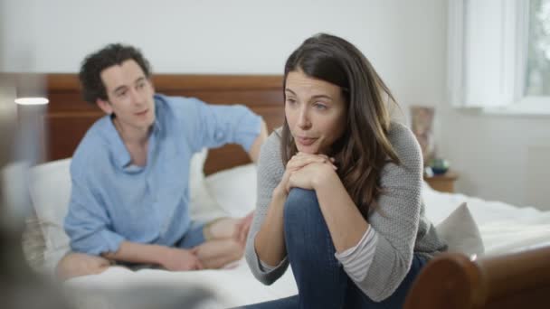 カップルの寝室で感情的な話し合いを持つ人間関係の問題 — ストック動画