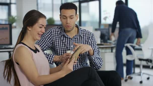 Hombre Mujer Negocios Oficina Moderna Mirando Tableta Discutiendo Ideas — Vídeos de Stock