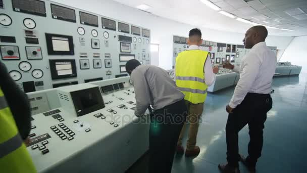 Equipo Mixto Etnia Ingenieros Que Trabajan Sala Control Central Eléctrica — Vídeo de stock