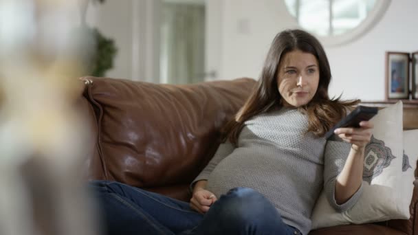 Těhotná Žena Sledujete Televizi Doma Pocit Miminko Kope — Stock video