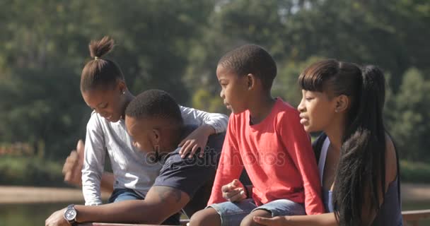 Familia Feliz Pasar Tiempo Juntos Aire Libre Mirando Vista — Vídeos de Stock