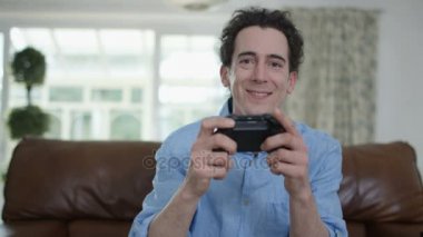 4 k rekabetçi adam video oynarken oyun evde, ekran 's pov--dan görüldüğü gibi