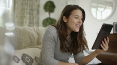 4 k mutlu kadın bilgisayar tablete görüntülü arama yapma
