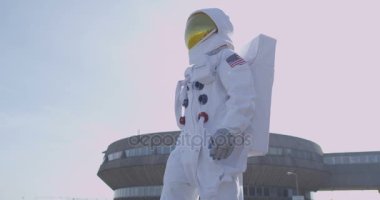 4k astronot terk edilmiş güç istasyonu dışında hayat belirtileri için arıyorsunuz