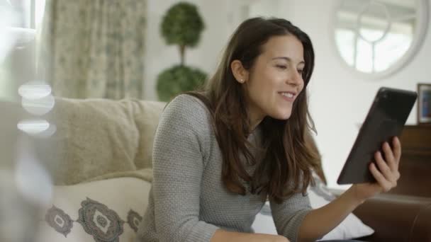 Mujer Feliz Haciendo Videollamada Tableta Del Ordenador — Vídeos de Stock