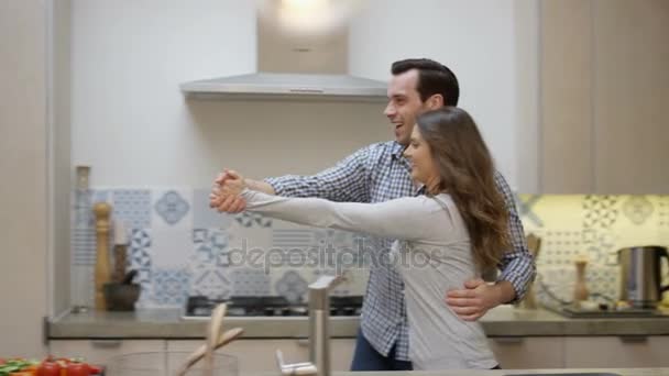 Szczęśliwa Para Kochający Taniec Podczas Ich Przygotowania Posiłku Razem Kuchni — Wideo stockowe
