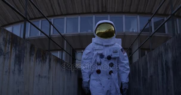 の使命から離れて歩いて調査旅行では 宇宙飛行士の建物を制御 — ストック動画
