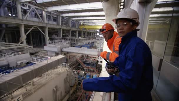 Binnenaanzicht Van Enorme Industriële Krachtcentrale Met Mannelijke Vrouwelijke Ingenieurs — Stockvideo