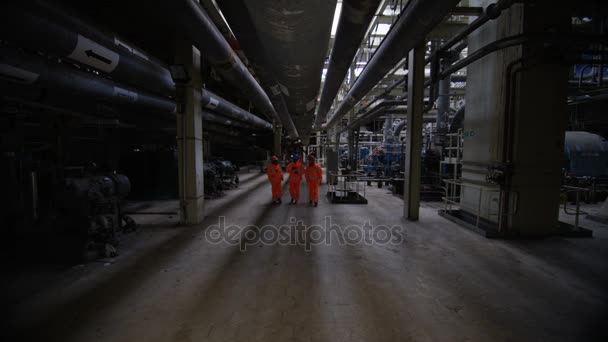 Equipe Engenheiros Usina Ampla Foto Trabalhadores Estrutura Interior — Vídeo de Stock