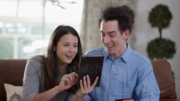 Casal Alegre Com Tablet Cartão Crédito Compras Line Casa — Vídeo de Stock