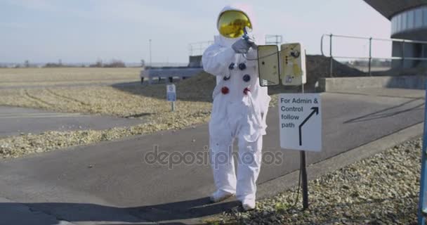 Astronauta Engraçado Retornou Terra Tentando Fazer Contato Por Telefone — Vídeo de Stock