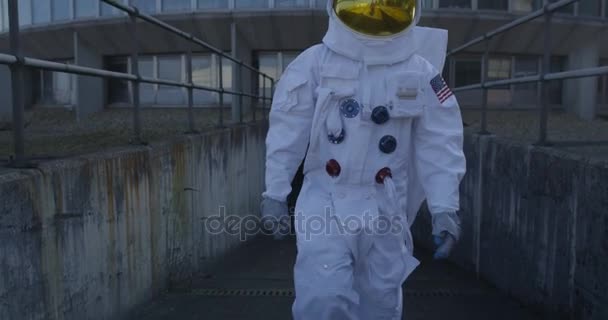 Astronauta Viaggio Esplorazione Allontanandosi Dall Edificio Controllo Missione — Video Stock