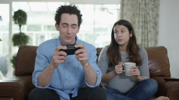 の競争力のある人 自宅のビデオ ゲームを遊んで退屈の妊娠中の妻 — ストック動画