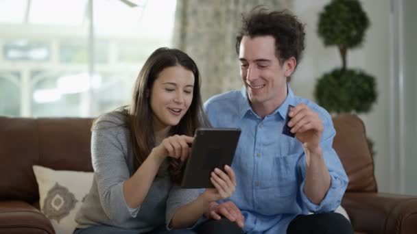 Casal Alegre Com Tablet Cartão Crédito Compras Line Casa — Vídeo de Stock