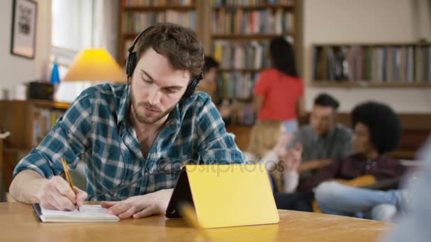 Portret Lachende Student Werken Tablet Het Dragen Van Hoofdtelefoon Student — Stockvideo