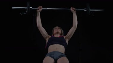 4k genç kadın ağırlık eğitim, barbell bench press Fit