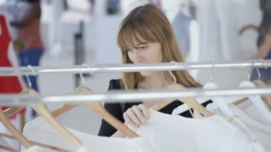Güzel kadın müşteri butik giyim mağazasında alışveriş.