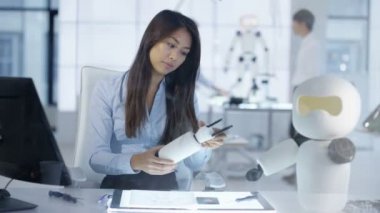 4k robot inşaat üzerinde çalışan elektronik mühendisi gülümseyen portresi