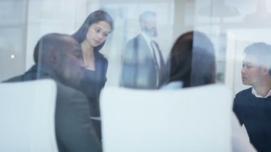 4 k kurumsal iş takım bir toplantının modern şehir ofisi