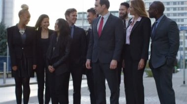 4k açık havada şehirde çeşitli iş grup gülümseyen portresi