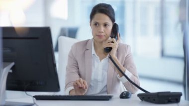 4k neşeli işkadını modern ofis masasında, telefon görüşmesi