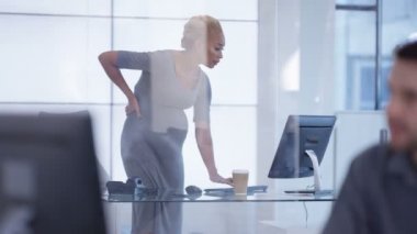 4 k hamile işkadını modern ofis masasında çalışmaya ayakta