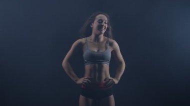 4 k portre çekici kız saçlarını saygısız ve kameraya gülümseyen spor giyim