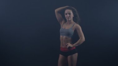 4 k portre çekici kız saçlarını saygısız ve kameraya gülümseyen spor giyim