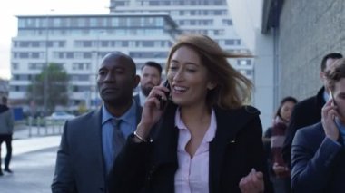 4 k çeşitli kalabalık şehir işçilerin sabah işe için yürüyüş