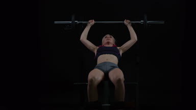 4k genç kadın ağırlık eğitim, barbell bench press Fit