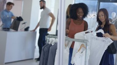 Müşteriler alışveriş ve sayaç moda giyim mağazası satış asistanı.