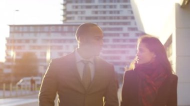 4 k profesyonel grup iş erkek ve kadın sohbet ile şehirde yürüyüş
