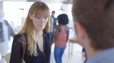 Kadın giyim mağazasında alışveriş smartphone ile temassız ödeme yapar.