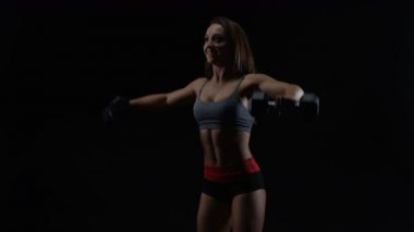 4 k uygun kadın atletik vücut ağırlık mı siyah arka plan ile