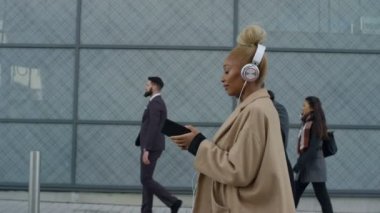 4 k gevşek işkadını giyen kulaklık olarak o iş için yürüyüş