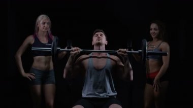 4 k portre gülümseyen jimnastik grubu, adam onun için lekelenme kızlarla halter kaldırma