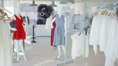 Kadın moda giyim mağazası ya da üretici ile giysi rafları ve mankenler iç.