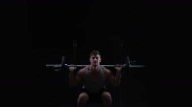 4 k kaslı adam ağırlık eğitim, barbell ile ağız kavgası yapıyor