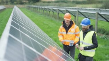 kontrol panelleri güneş enerjisi yükleme sırasında 4 k teknisyenleri