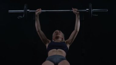 4k genç kadın ağırlık eğitim, barbell bench press Fit
