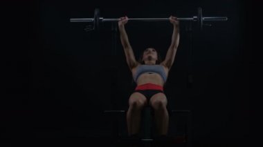 4k genç kadın ağırlık eğitim, barbell bench press Fit