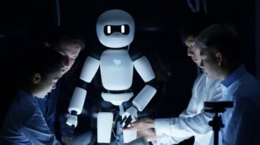 4 k Elektronik Mühendisleri tasarım karanlık laboratuvarında robot birlikte çalışma