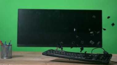 4k bilgisayar klavye ağır çekimde smashing tanınmaz halde kızgın işadamı