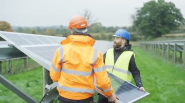 inceleme sırasında sollar panelini değiştirme güneş enerjisi tesisinde çalışan 4 k teknisyenleri