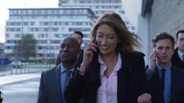 4 k çeşitli kalabalık şehir işçilerin sabah işe için yürüyüş