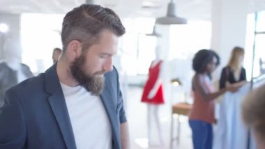 Beyaz adam giyim mağazası ile smartphone temassız ödeme yapmadan alışveriş.